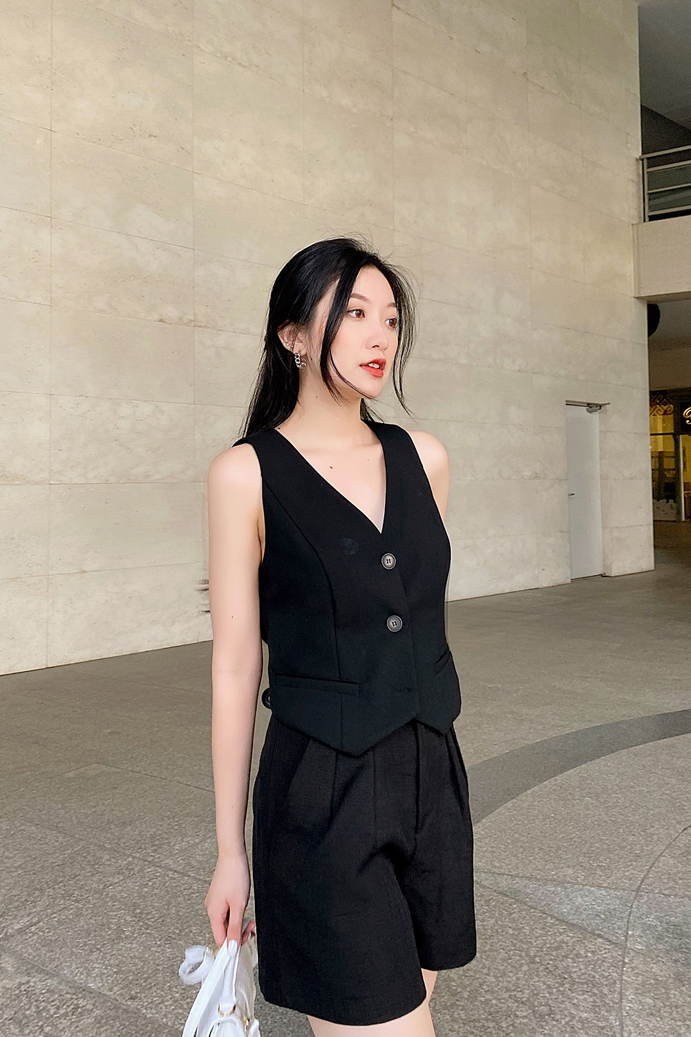 Quần short nữ màu đen hai túi xéo
