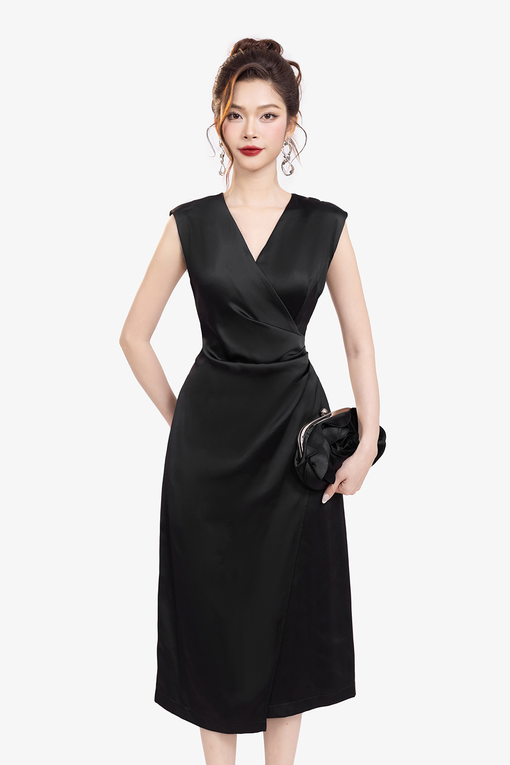 Đầm lụa đen dáng dài nhún eo