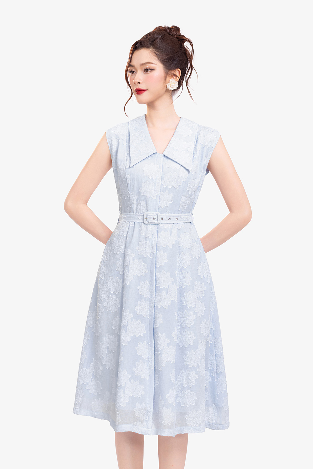 Đầm xòe hoa xanh sát nách phối đai eo