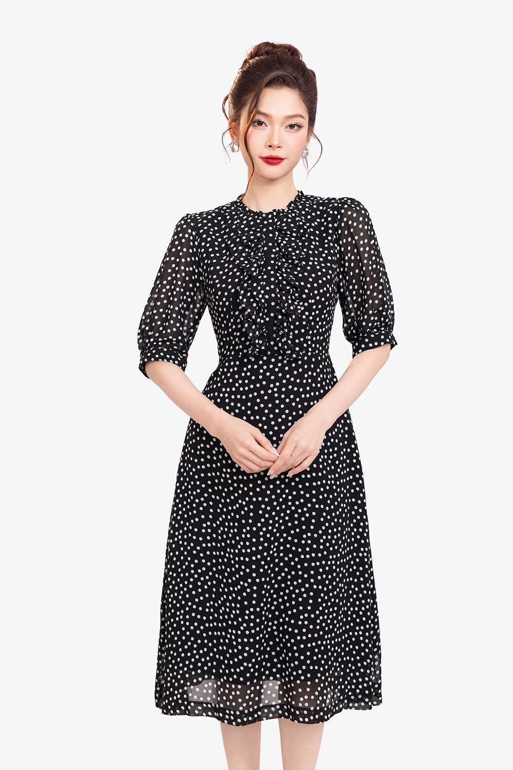 Đầm đen chấm bi tay lỡ phối bèo