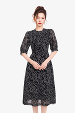 Đầm đen chấm bi tay lỡ phối bèo
