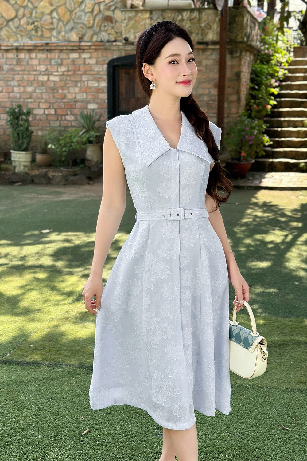 Đầm xòe hoa xanh sát nách phối đai eo