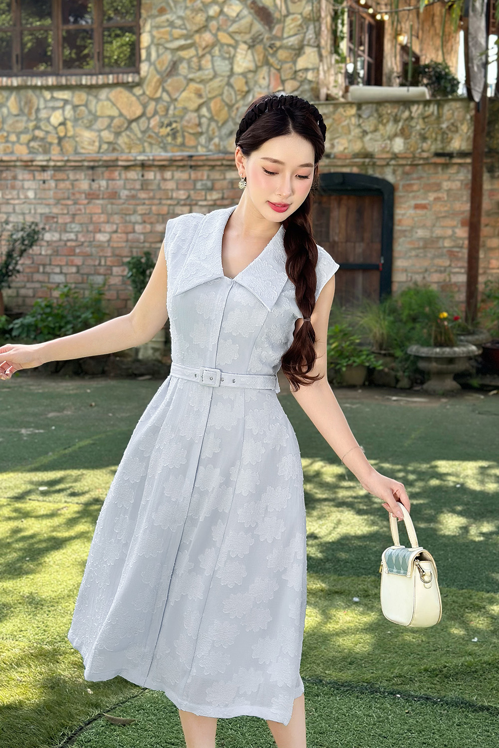 Đầm xòe hoa xanh sát nách phối đai eo