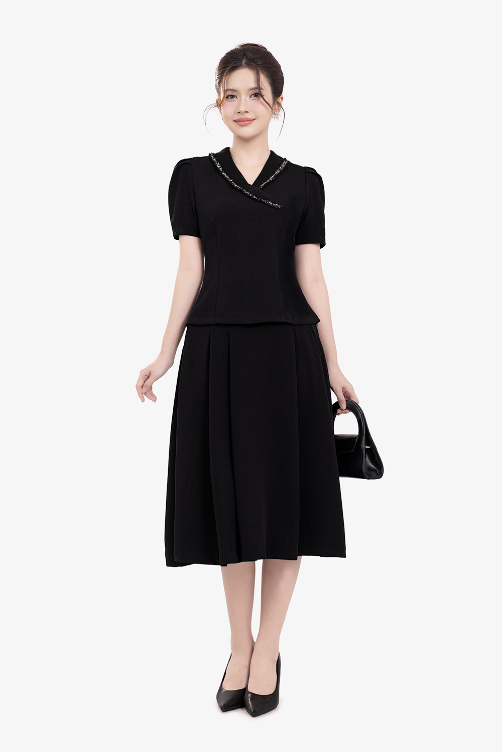 Áo đen công sở cổ vest phối viền