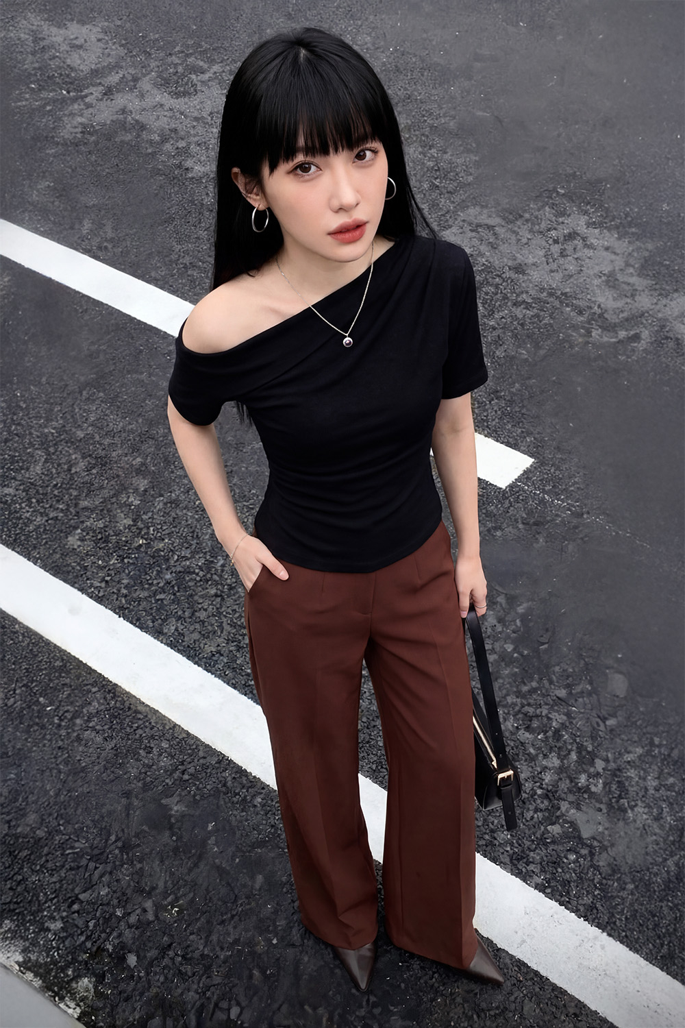 Áo thun nữ màu đen lệch vai