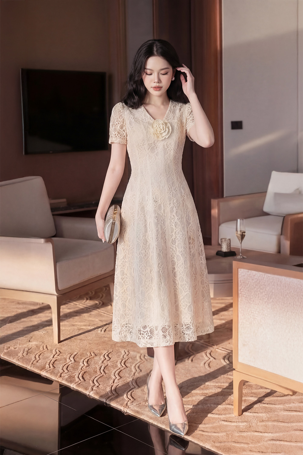 Đầm dự tiệc ren kem dáng xòe cổ V đính hoa