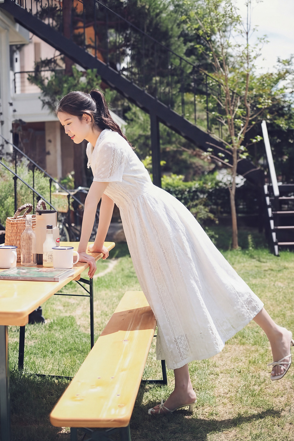 Đầm ren thêu trắng dáng xòe dài