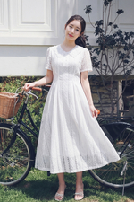 Đầm ren thêu trắng dáng xòe dài