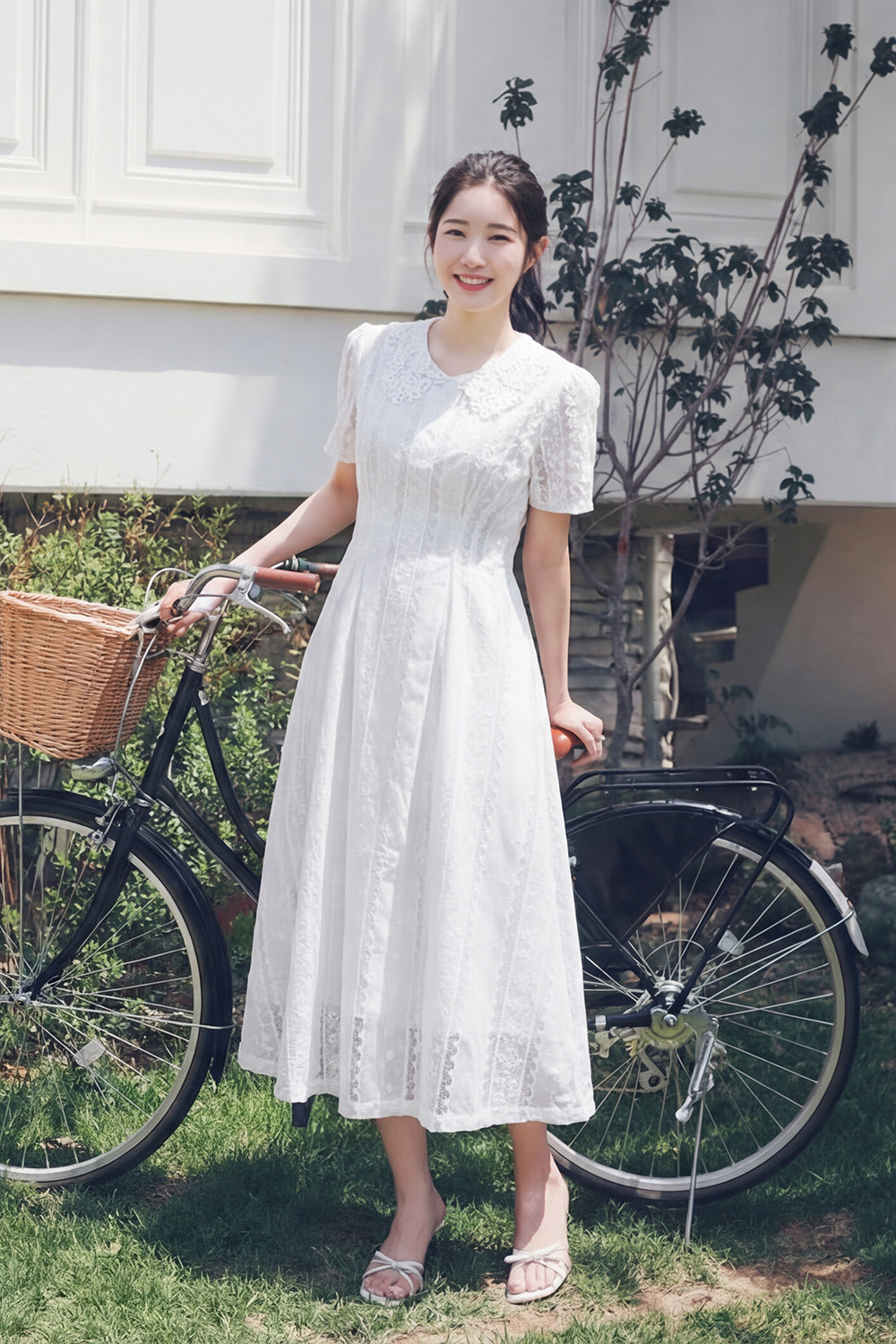 Đầm ren thêu trắng dáng xòe dài