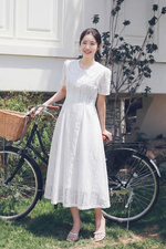 Đầm ren thêu trắng dáng xòe dài