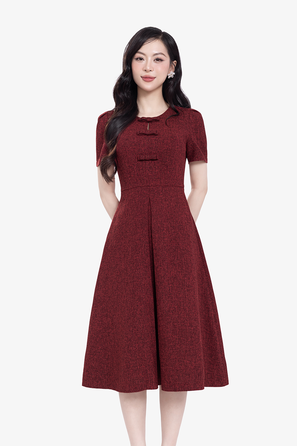 Đầm đỏ dáng xòe xếp ly đính nơ