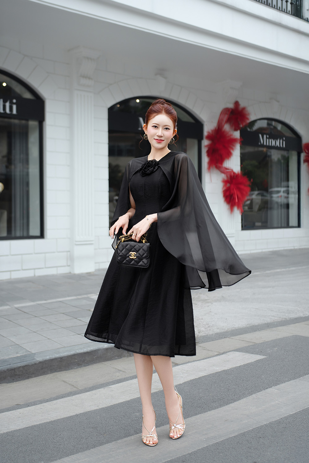 Đầm đen dự tiệc phối choàng đính hoa