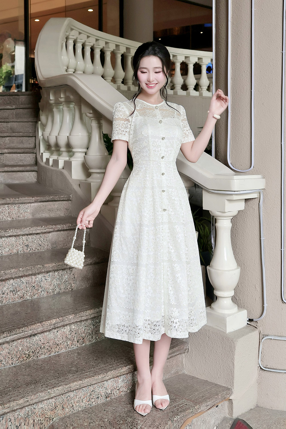 Đầm ren trắng dáng dài phối nút