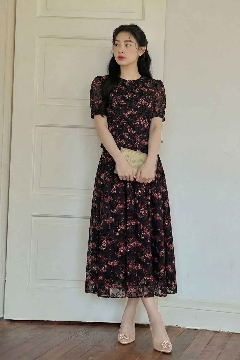 Áo kiểu nữ cổ tròn màu đen họa tiết hoa
