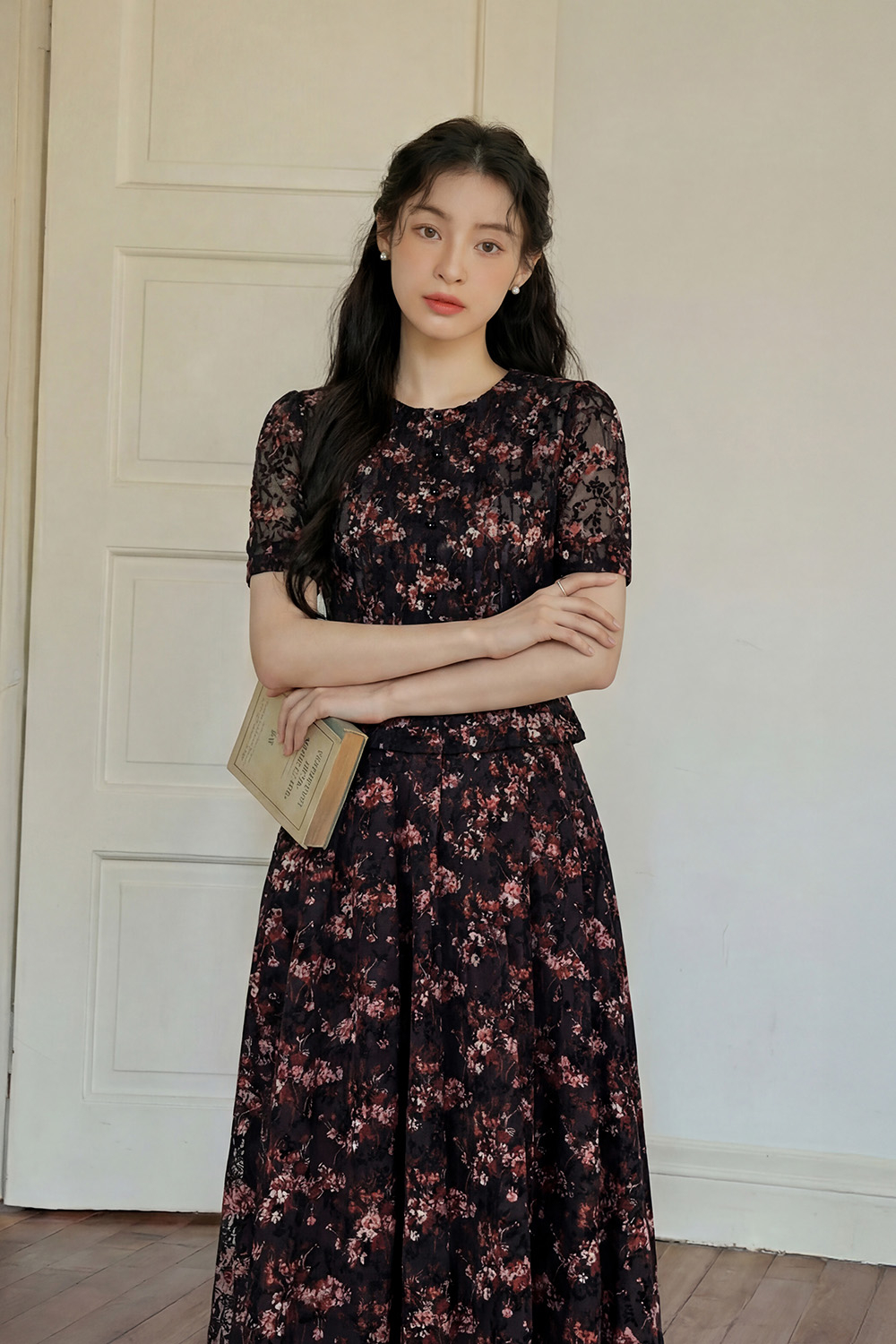 Chân váy xòe dài nền đen họa tiết hoa