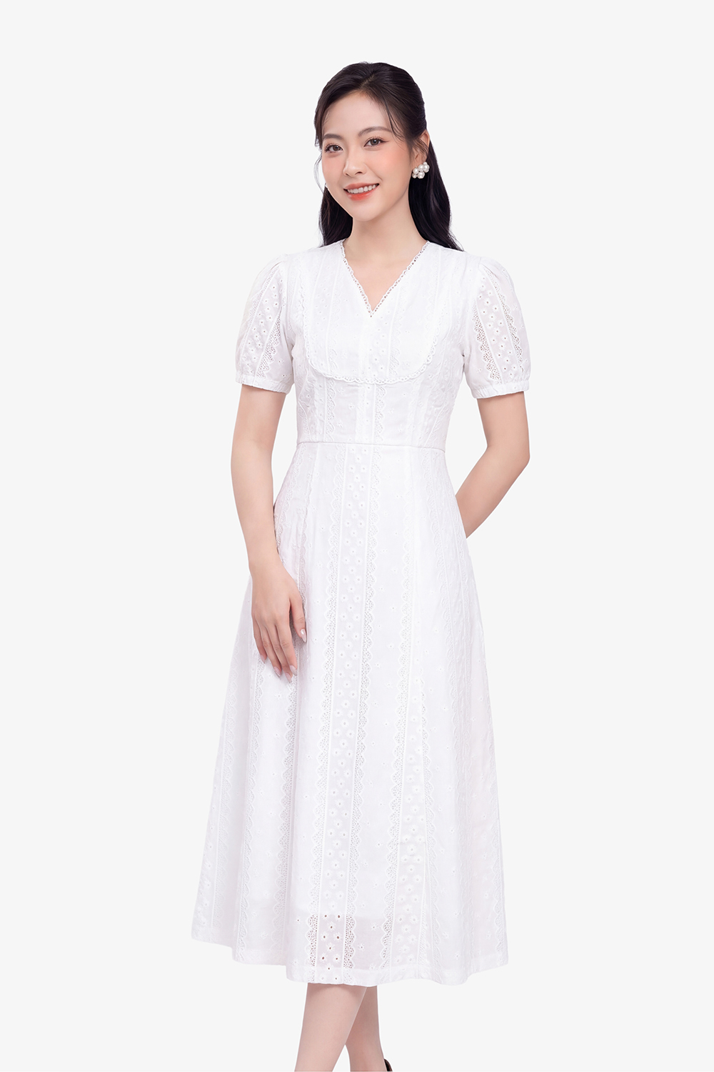 Đầm ren màu trắng dáng xòe dài cổ V