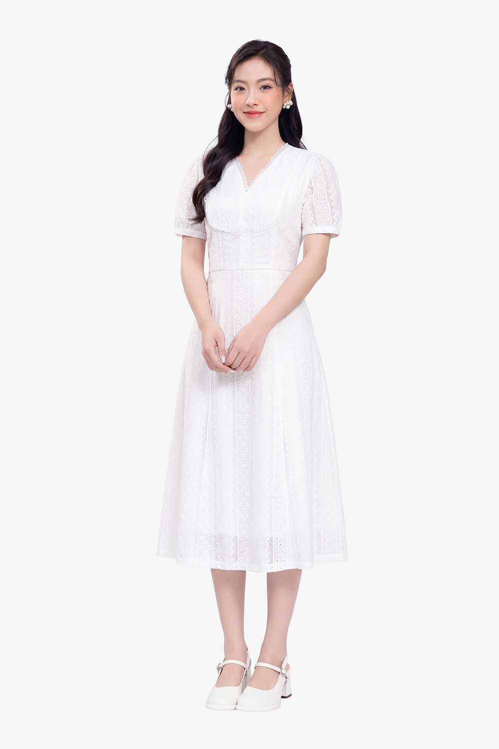 Đầm ren màu trắng dáng xòe dài cổ V