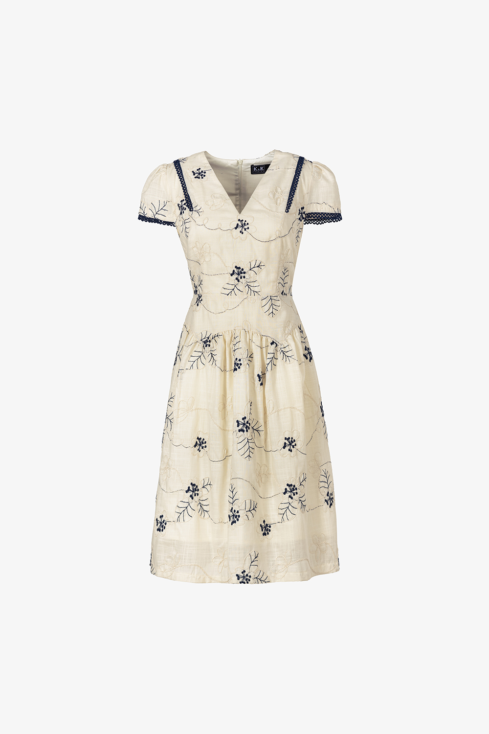 Đầm chữ A linen thêu hoa cổ V phối ren