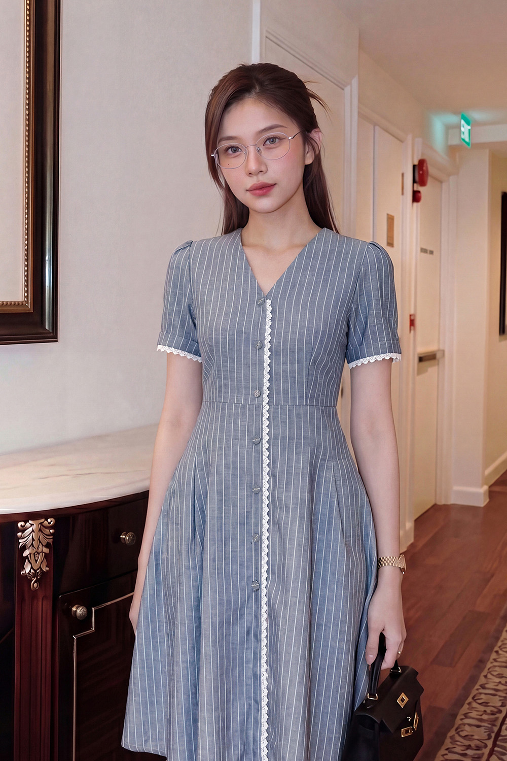Đầm linen kẻ sọc dáng chữ A cổ V phối ren