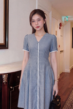 Đầm linen kẻ sọc dáng chữ A cổ V phối ren