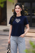Áo thun nữ màu xanh đen in họa tiết