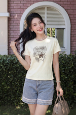 Áo thun nữ màu kem in họa tiết hoa