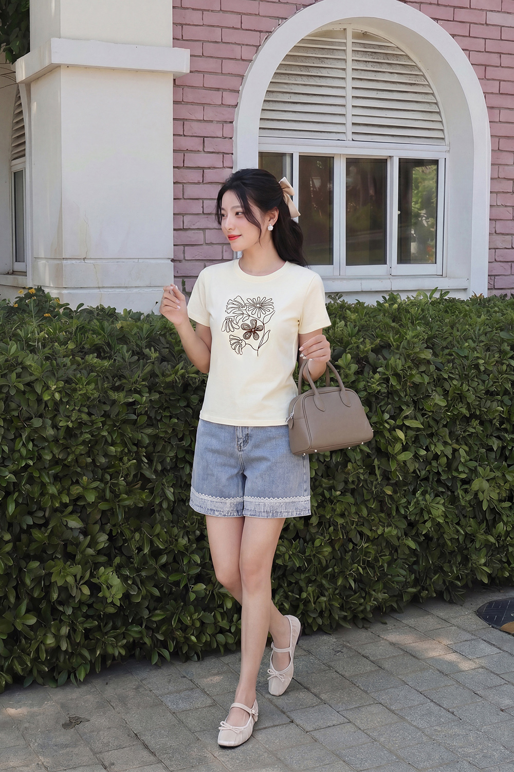 Áo thun nữ màu kem in họa tiết hoa