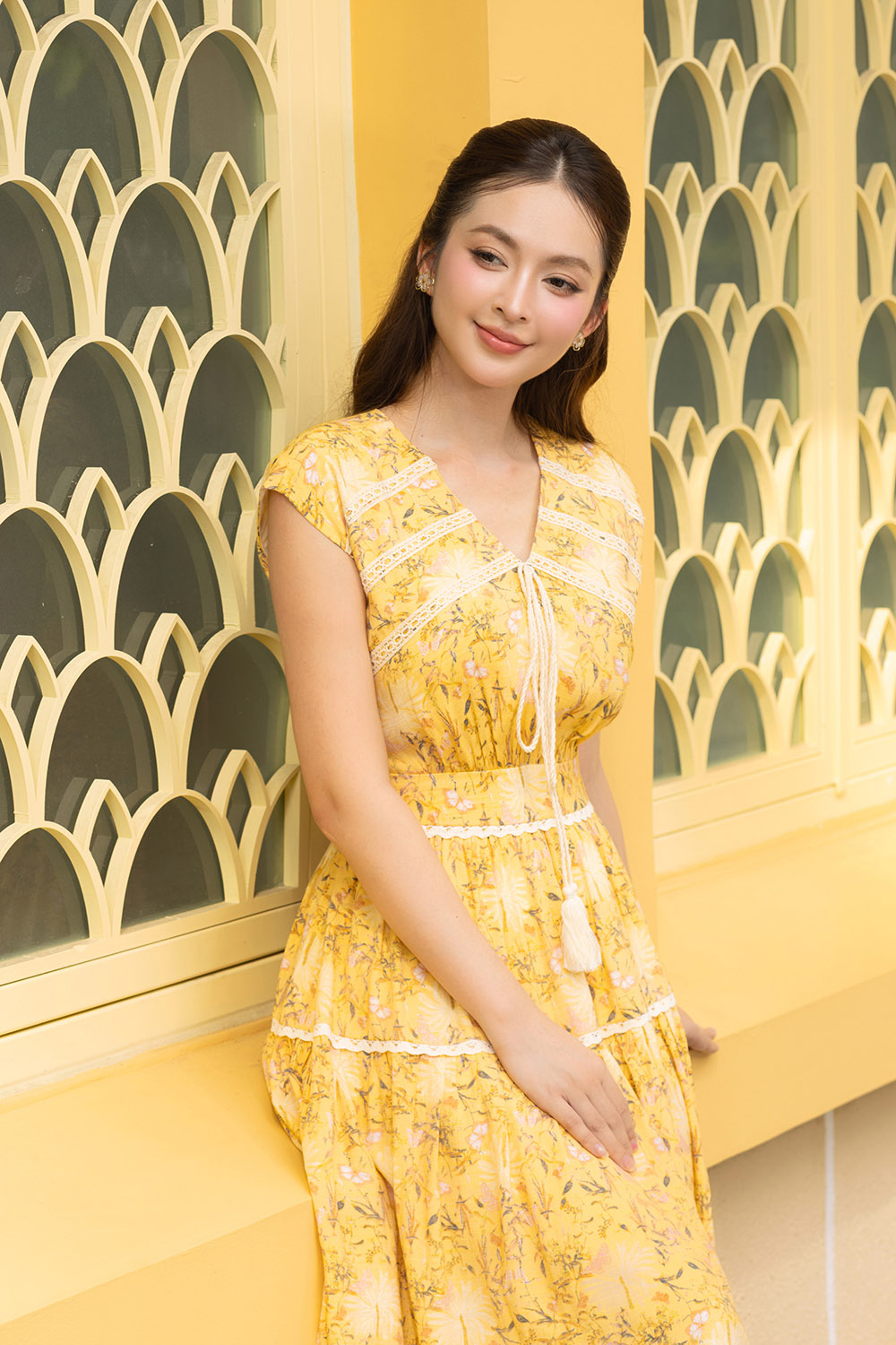 Đầm maxi hoa vàng dáng xòe cổ V phối nơ
