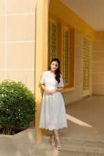 Đầm trắng xô thêu dáng dài xòe