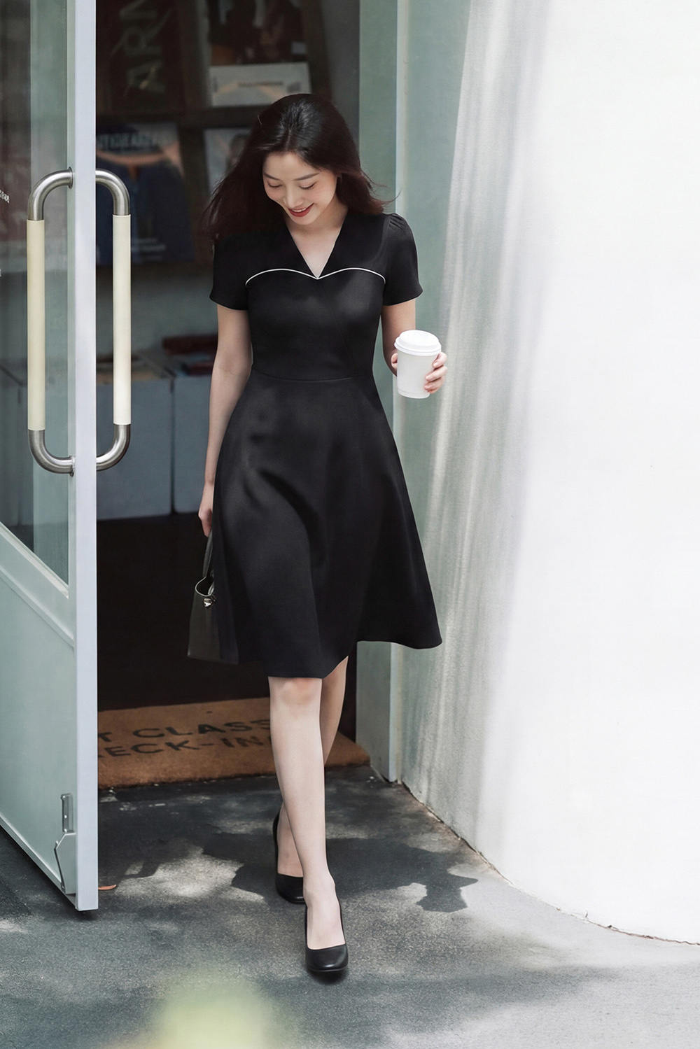 Đầm đen dáng xòe cổ V tay ngắn