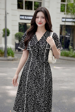 Đầm xòe chấm bi cổ V tay cánh tiên phối ren
