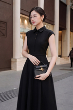 Đầm đen dáng xòe nhấn eo