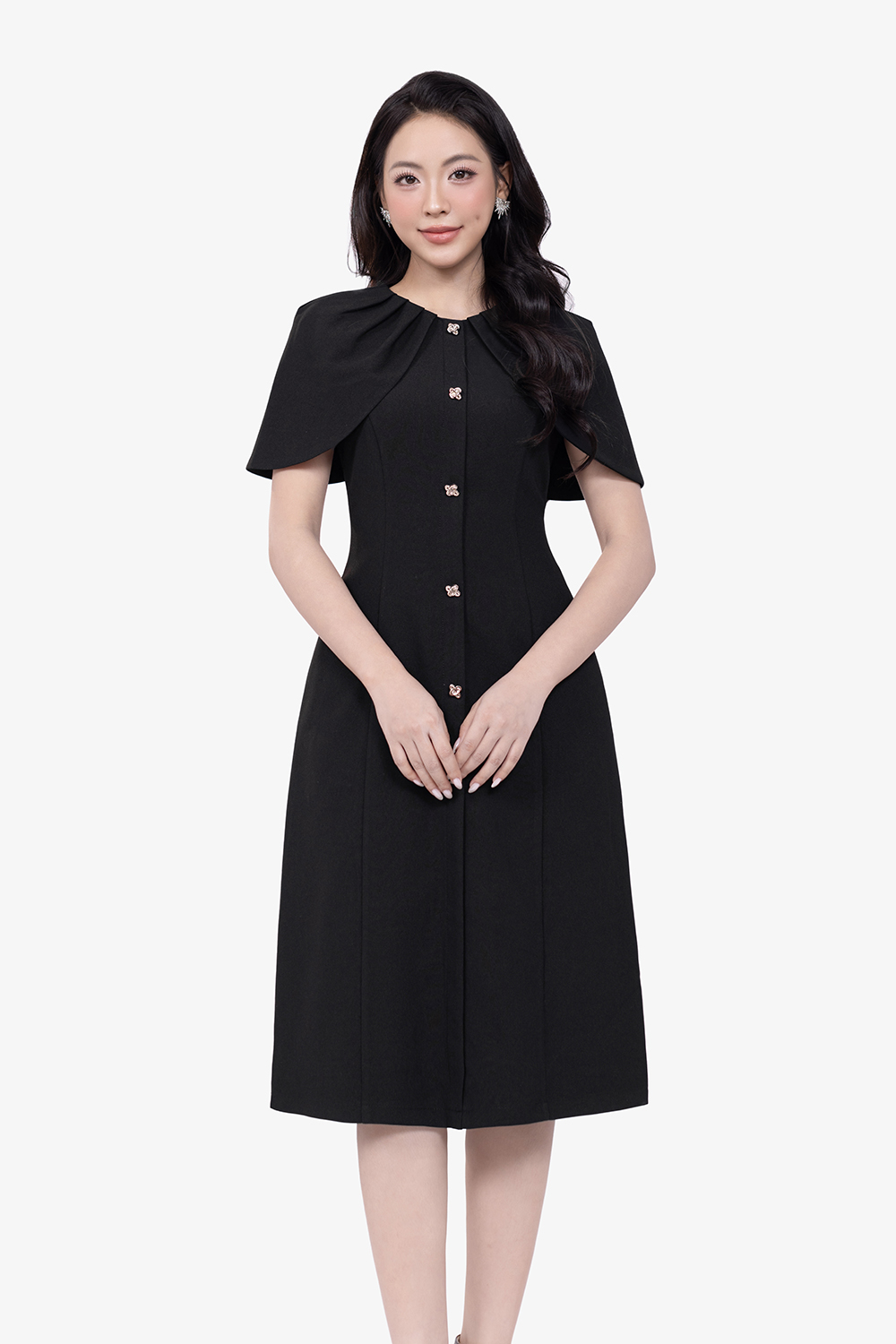 Đầm đen dáng chữ A tay cape