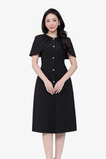Đầm đen dáng chữ A tay cape